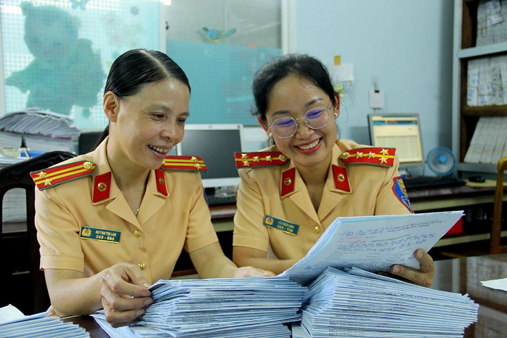 nu-csgt-dan-doan-tphcm