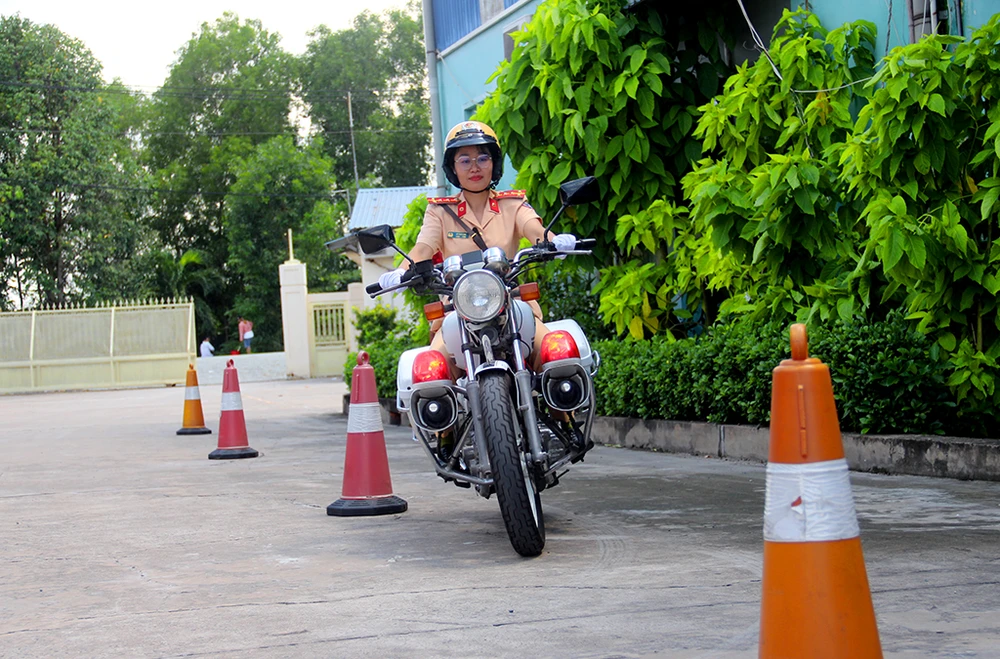 nu-csgt-dan-doan-tphcm