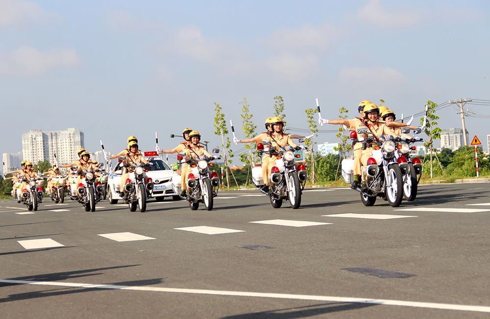 nu-csgt-dan-doan-tphcm