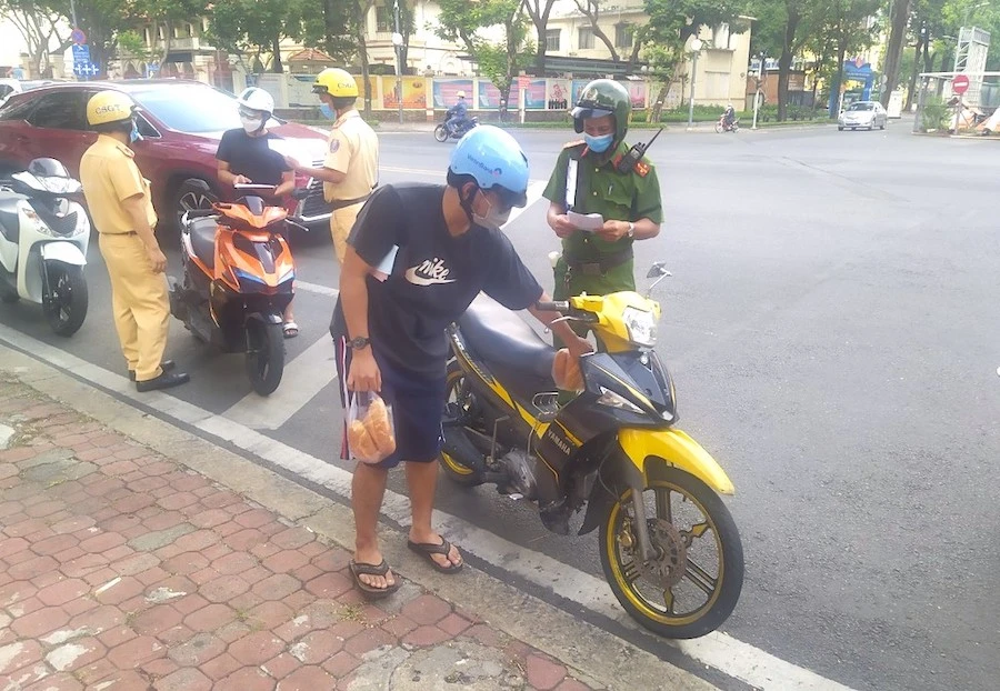 xu-phat-nam-nu-mua-banh-mi