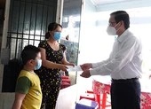 Chủ tịch Phan Văn Mãi thăm các em mồ côi vì dịch COVID-19 ở quận Bình Tân
