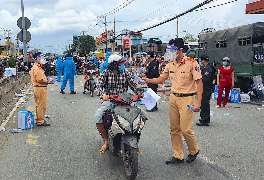 csgt-tiep-suc-nguoi-ve-que