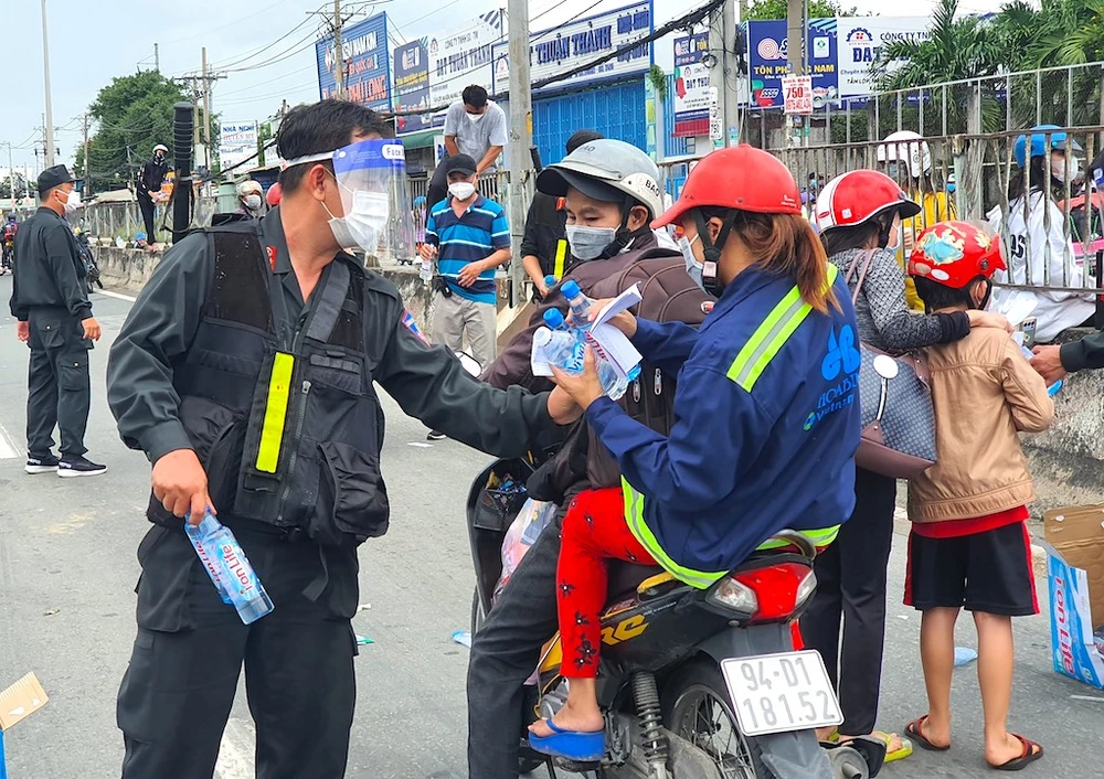 csgt-tiep-suc-nguoi-ve-que