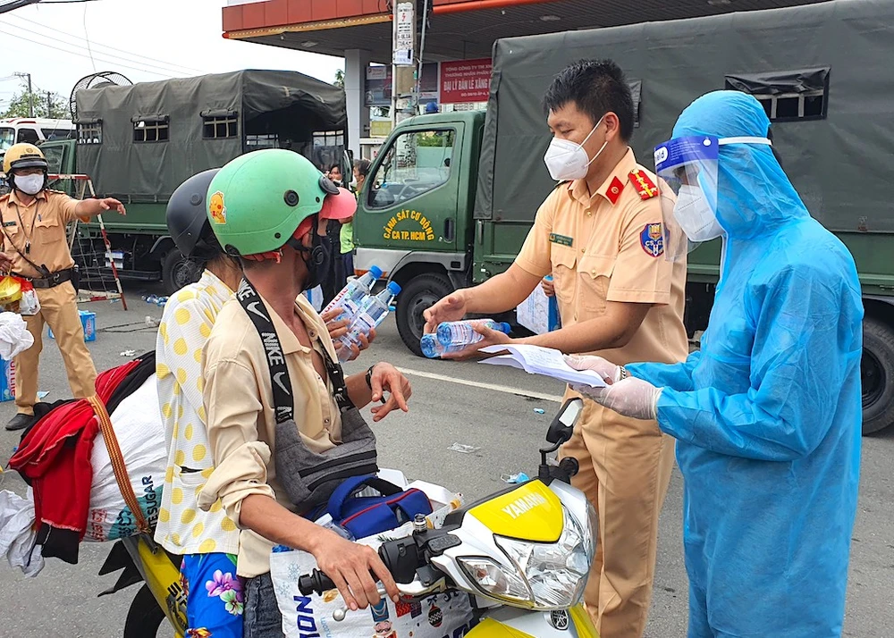 csgt-tiep-suc-nguoi-ve-que