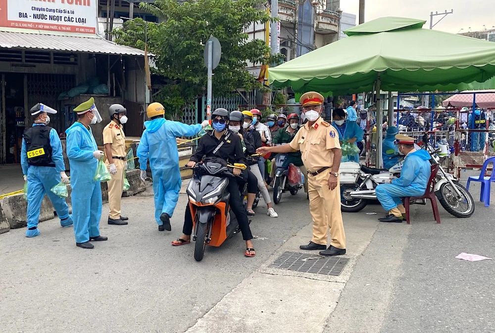 csgt-ho-tro-nguoi-dan-ve-que