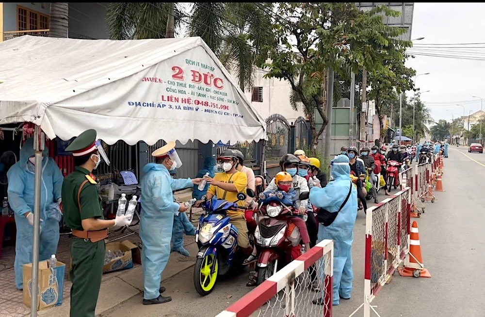 csgt-ho-tro-nguoi-dan-ve-que