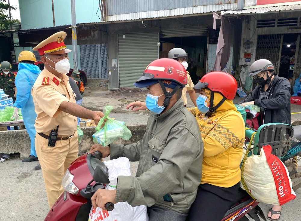 csgt-ho-tro-nguoi-dan-ve-que