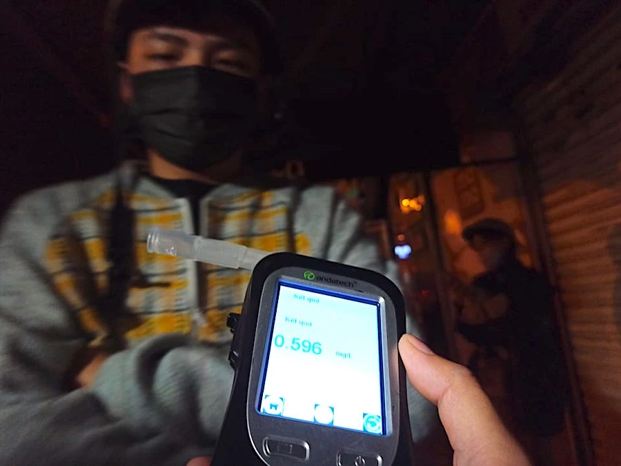 co-gai-xung-cha-lam-giam-doc