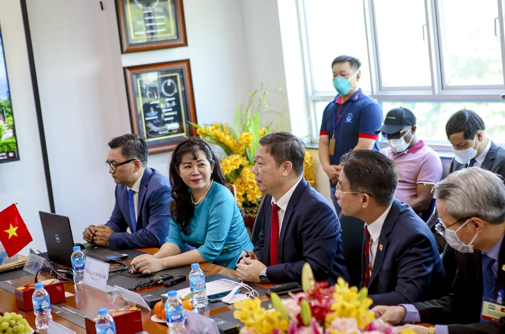 tong-thong-sierra-leone-tham-khu-cnc