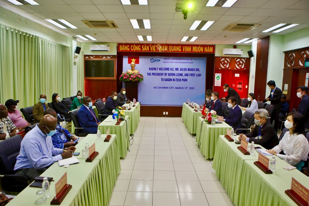 tong-thong-sierra-leone-tham-khu-cnc