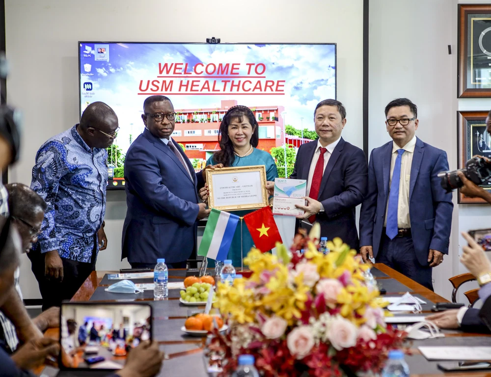 tong-thong-sierra-leone-tham-khu-cnc