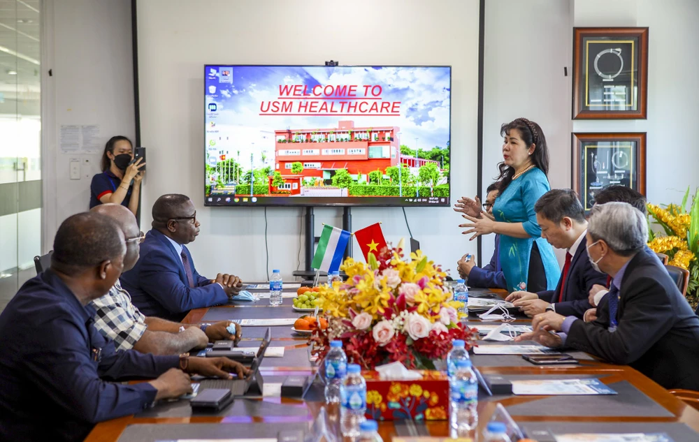 tong-thong-sierra-leone-tham-khu-cnc