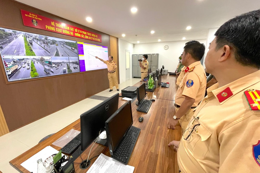 Thiếu tướng Lê Xuân Đức, Phó Cục trưởng Cục CSGT (C08) Bộ Công an, hướng dẫn về hệ thống giám sát. Ảnh: MINH VƯƠNG