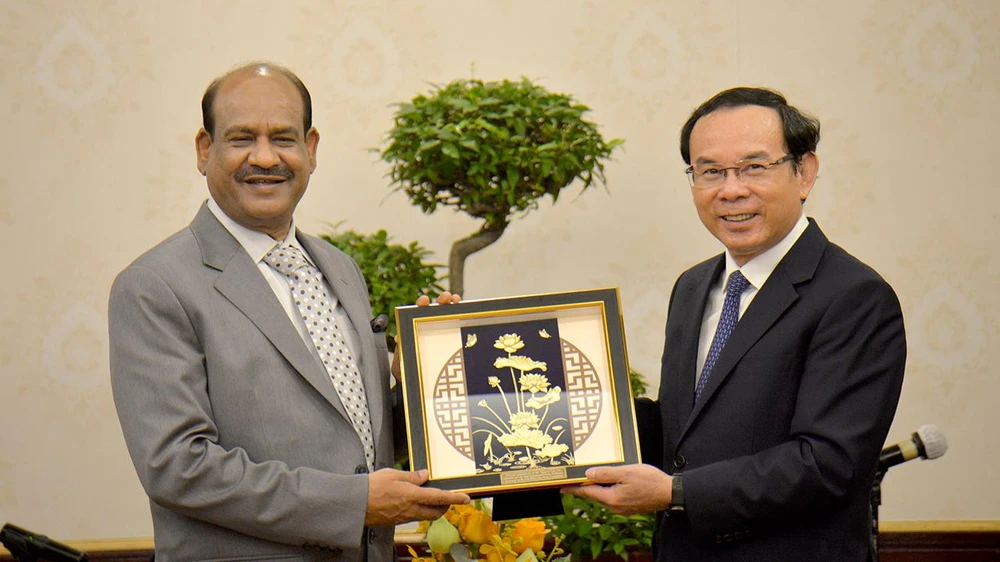 Bí thư Thành ủy TP.HCM Nguyễn Văn Nên tặng quà lưu niệm cho Chủ tịch Hạ viện Ấn Độ Om Birla. Ảnh: KHÁNH TRÀ