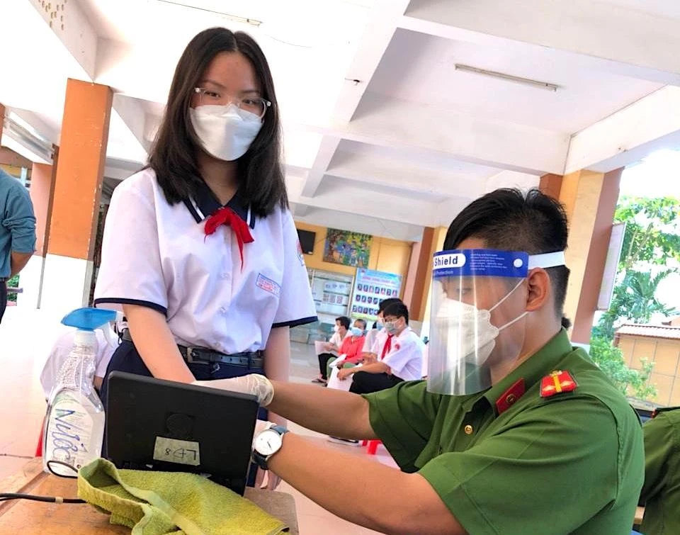 Công an quận Tân Phú ưu tiên cấp CCCD cho học sinh. Ảnh: CA quận Tân Phú
