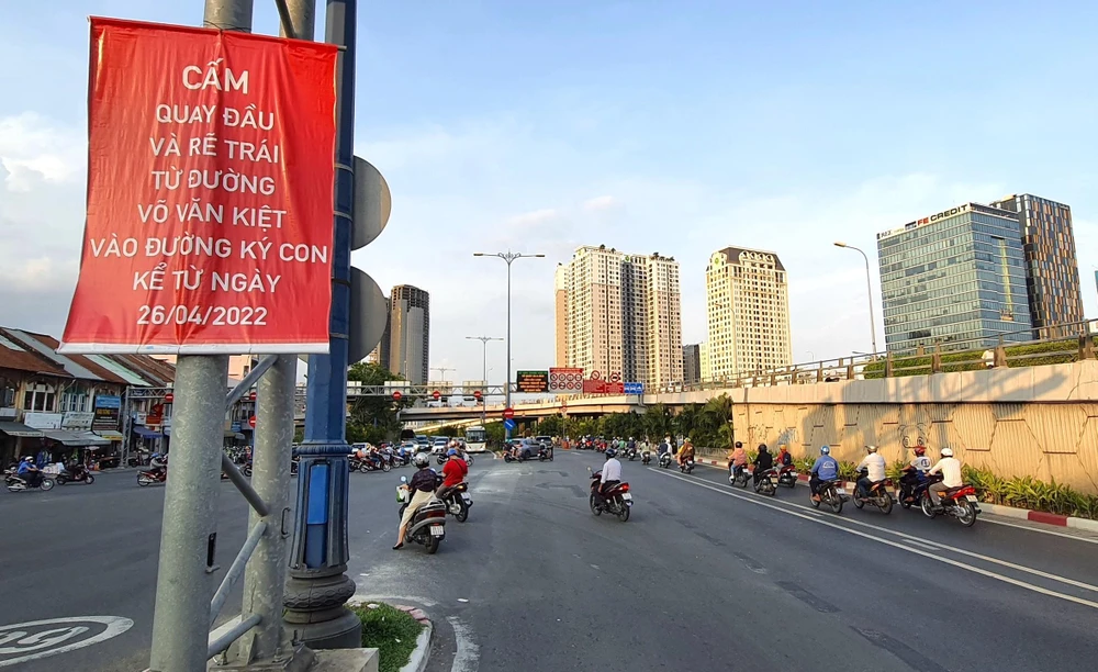 Trên đường Võ Văn Kiệt có dán thông báo cấm quay đầu và rẽ trái vào đường Ký Con. Ảnh: HOÀNG KIM