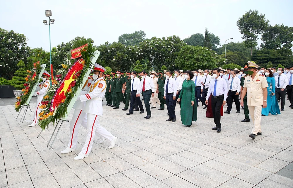 Đoàn đại biểu dâng hương, dâng hoa tại Nghĩa trang Liệt sĩ TP. Ảnh: LONG HỒ