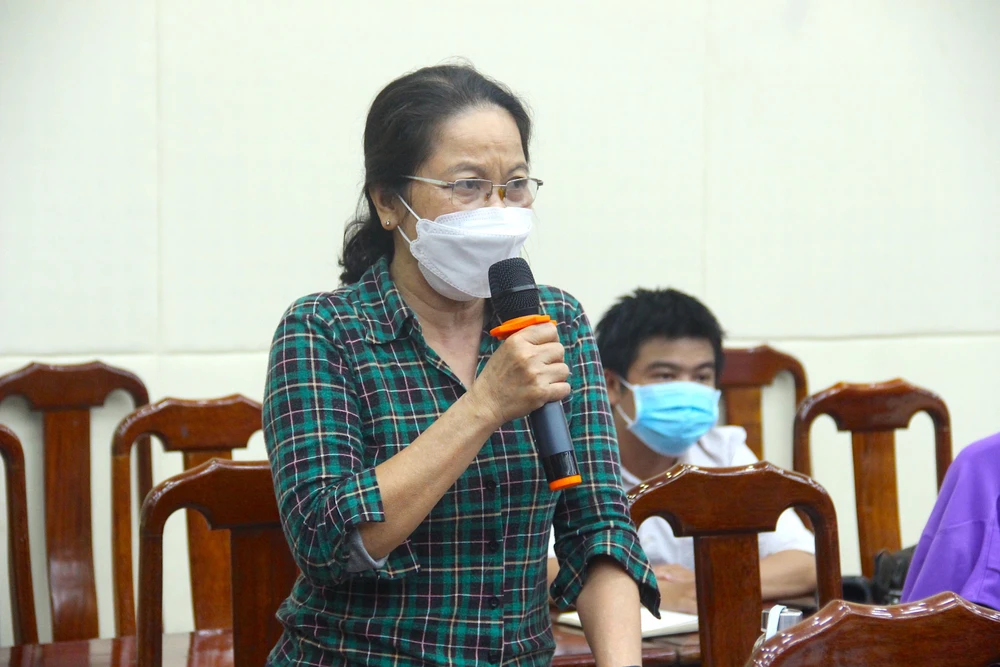 Cử tri Trần Thị Hằng, phường Trung Mỹ Tây, phát biểu tại buổi tiếp xúc. Ảnh: LÊ THOA Cử tri Trần Thị Hằng, phường Trung Mỹ Tây, phát biểu tại buổi tiếp xúc. Ảnh: LÊ THOA