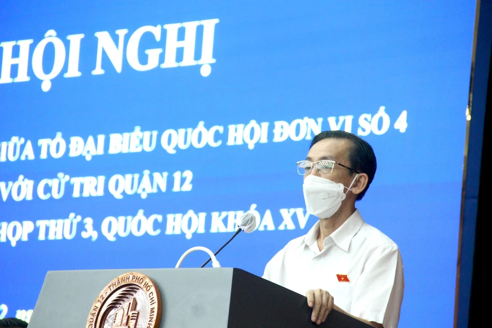ĐBQH Trần Hoàng Ngân trả lời ý kiến cử tri quận 12. Ảnh: LÊ THOA ĐBQH Trần Hoàng Ngân trả lời ý kiến cử tri quận 12. Ảnh: LÊ THOA