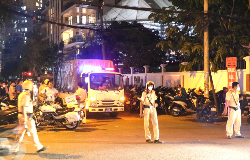 Tối 6-5, CSGT TP.HCM vẫn đang tích cực xử lý hàng trăm xe máy tay ga "độ". Ảnh: TƯ