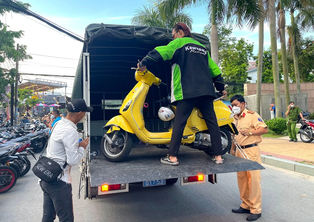 Công an di chuyển hàng trăm xe máy về trụ sở để xử lý. Ảnh: TƯ
