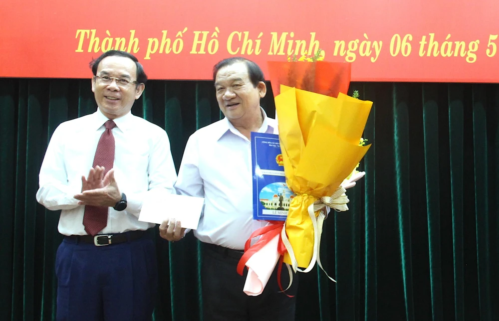 Bí thư Thành uỷ TP.HCM Nguyễn Văn Nên trao quyết định cho ông Lê Minh Tấn. Ảnh: LÊ THOA