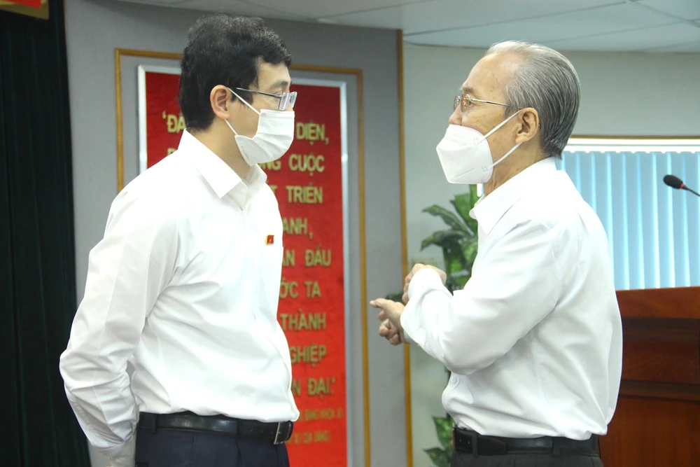 ĐB Đỗ Đức Hiển, Uỷ viên thường trực Uỷ ban Pháp luật của QH, trao đổi với cử tri Nguyễn Hữu Châu bên lề buổi tiếp xúc. Ảnh: LÊ THOA