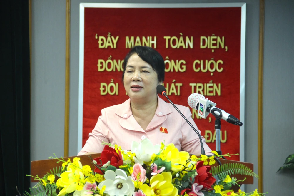 ĐB Trần Kim Yến, Bí thư Quận uỷ quận 1, trao đổi với cử tri. Ảnh: LÊ THOA