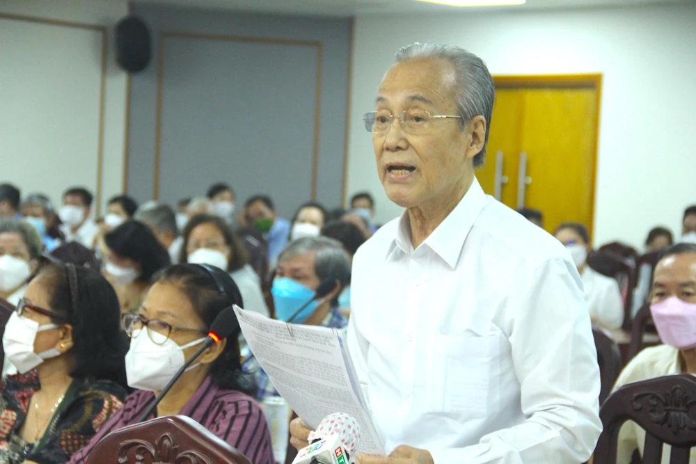 Cử tri Nguyễn Hữu Châu, phường Võ Thị Sáu, quận 3, phát biểu tại buổi tiếp xúc. Ảnh: LÊ THOA