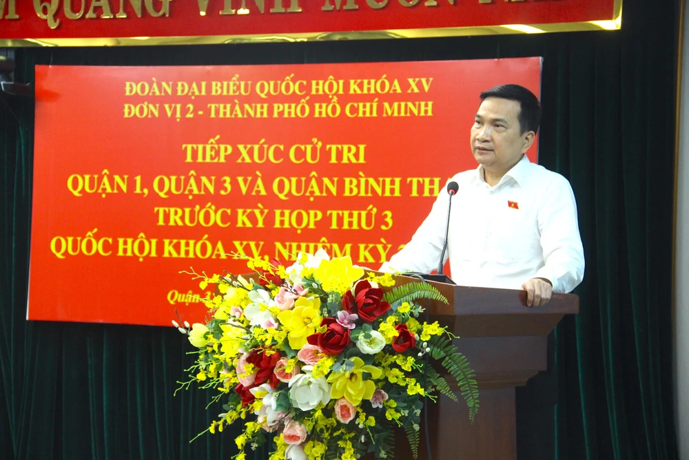 ĐB Nguyễn Sỹ Quang, Phó Giám đốc Công an TP.HCM, trả lời cử tri về vấn đề vi phạm quyền tự do dân chủ. Ảnh: LÊ THOA