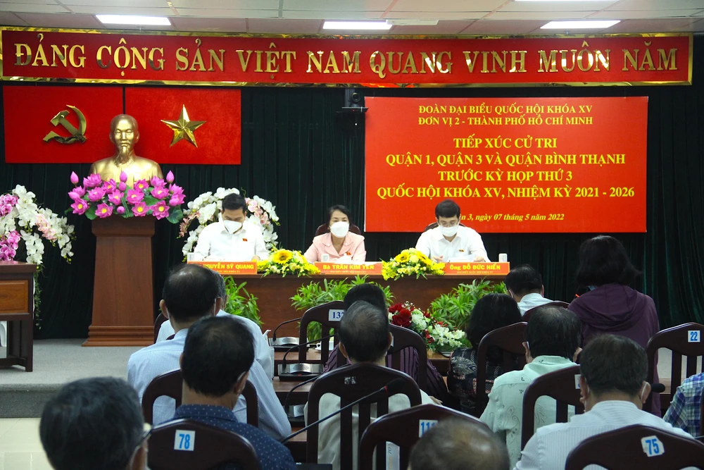 Toàn cảnh buổi tiếp xúc cử tri có điểm cầu chính tại UBND quận 3. Ảnh: LÊ THOA