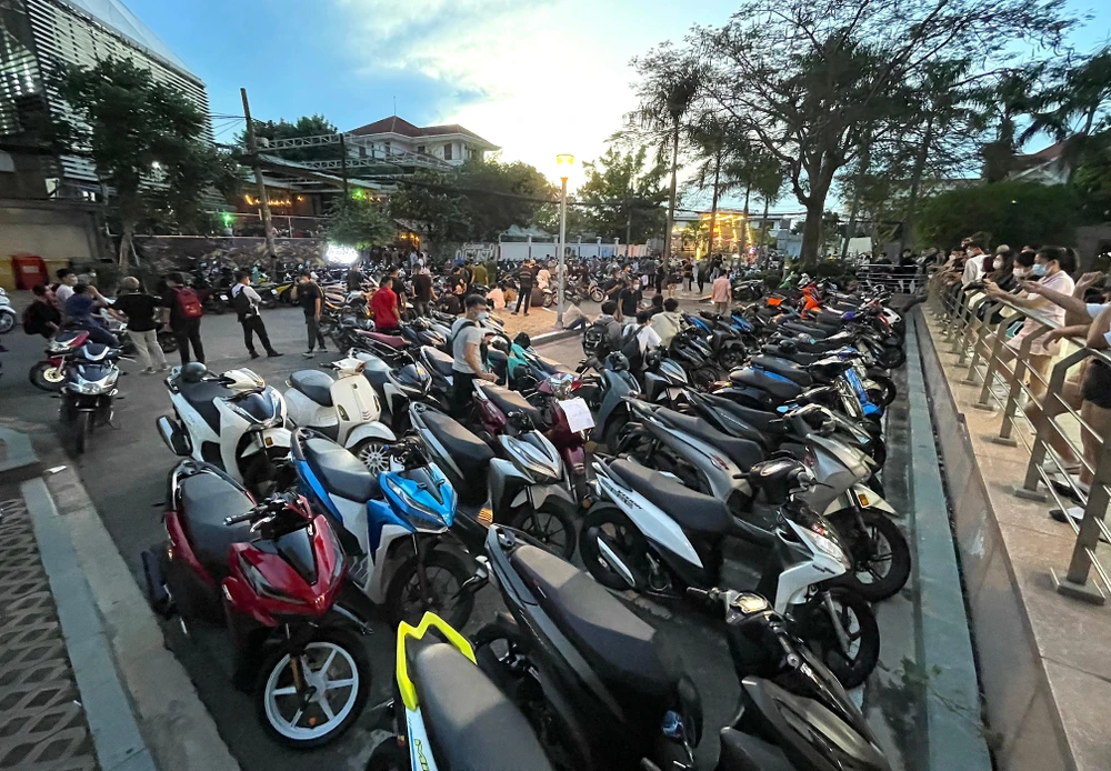 Hàng trăm xe máy độ bị CSGT TP.HCM phát hiện, xử lý. Ảnh: MINH VƯƠNG Hàng trăm xe máy độ bị CSGT TP.HCM phát hiện, xử lý. Ảnh: MINH VƯƠNG