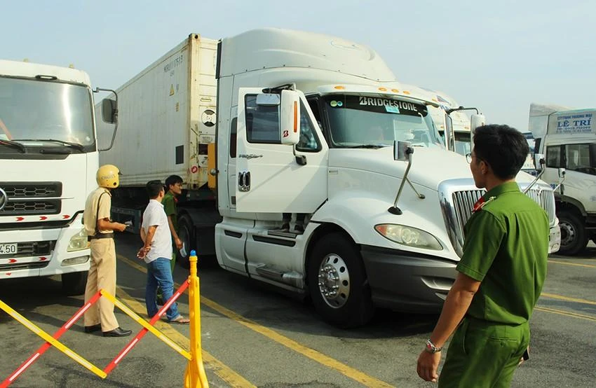 CSGT TP.HCM cùng với lực lượng liên ngành kiểm tra xe chở hàng tại cảng Cát Lái. Ảnh: LÊ THOA CSGT TP.HCM cùng với lực lượng liên ngành kiểm tra xe chở hàng tại cảng Cát Lái. Ảnh: LÊ THOA