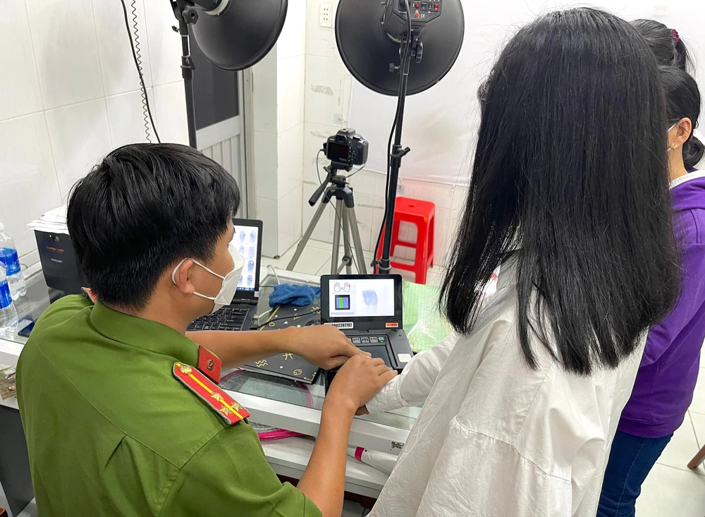 Hiện Công an quận Bình Tân ưu tiên làm CCCD cho học sinh chuẩn bị thi tốt nghiệp THCS và THPT. Ảnh: T.HƯƠNG