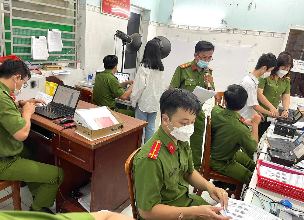 Công an quận Bình Tân thực hiện tiếp nhận hồ sơ làm CCCD từ 6 giờ hàng ngày. Ảnh: T.HƯƠNG