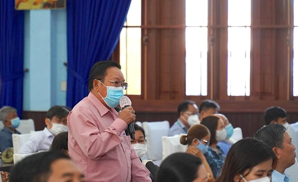 Cử tri Mai Trí Dũng, xã Nhơn Đức, huyện Củ Chi, phát biểu tại buổi tiếp xúc. Ảnh: MINH TÂM