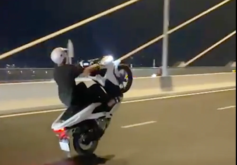 Tiktoker biểu diễn bốc đầu trên cầu Thủ Thiêm 2. Ảnh: TƯ