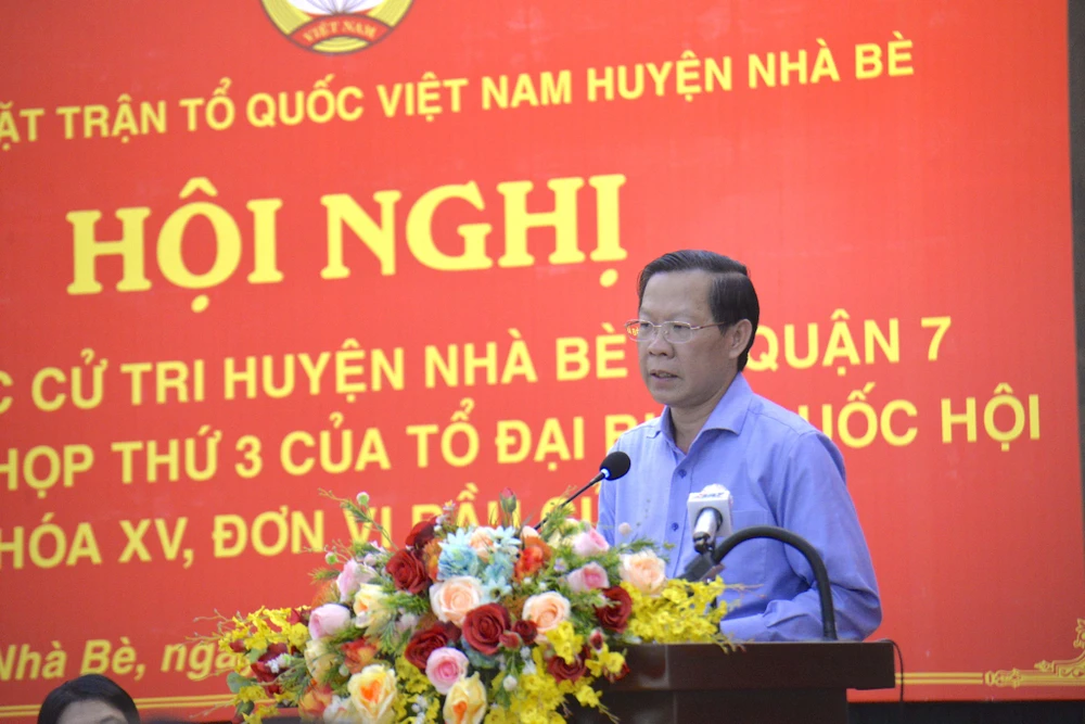 Chủ tịch UBND TP.HCM Phan Văn Mãi trả lời cử tri. Ảnh: LÊ THOA