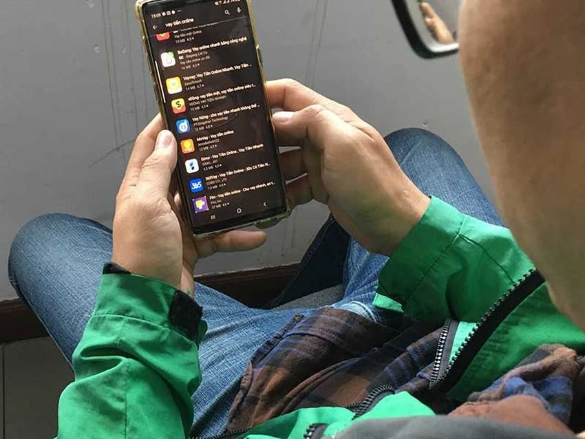 Chỉ cần chiếc điện thoại thông minh, người vay dễ thành nạn nhân của các app cho vay với lãi suất 1.800%/năm. Ảnh: N.TÂN Chỉ cần chiếc điện thoại thông minh, người vay dễ thành nạn nhân của các app cho vay với lãi suất 1.800%/năm. Ảnh: N.TÂN