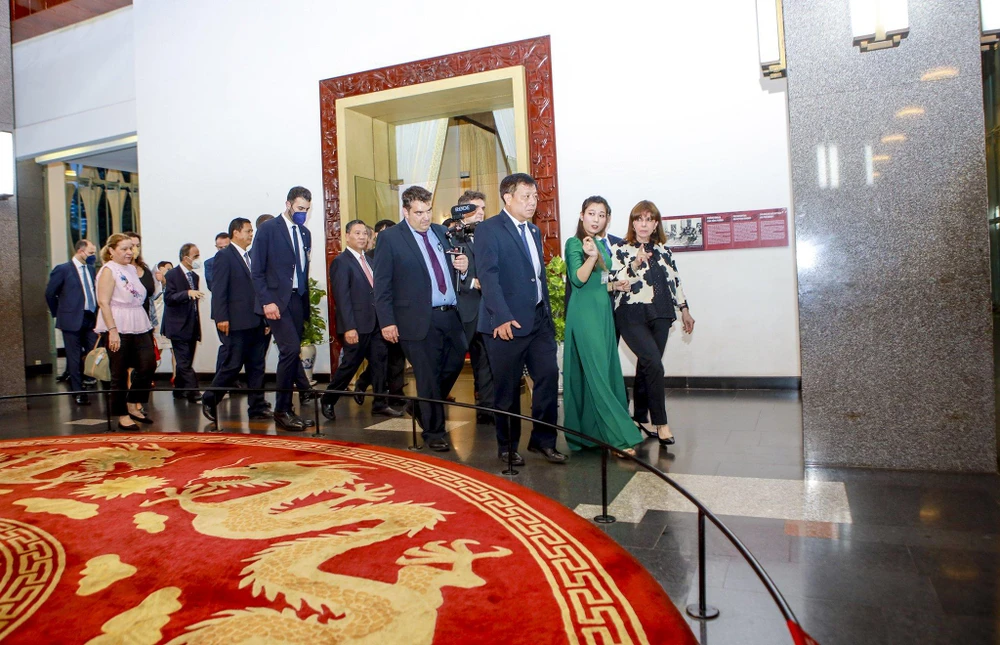 Chủ tịch UBND TP.HCM Phan Văn Mãi cùng bà Katerina Sakellaropoulou tham quan hội trường Thống Nhất. Ảnh: NGUYỆT NHI