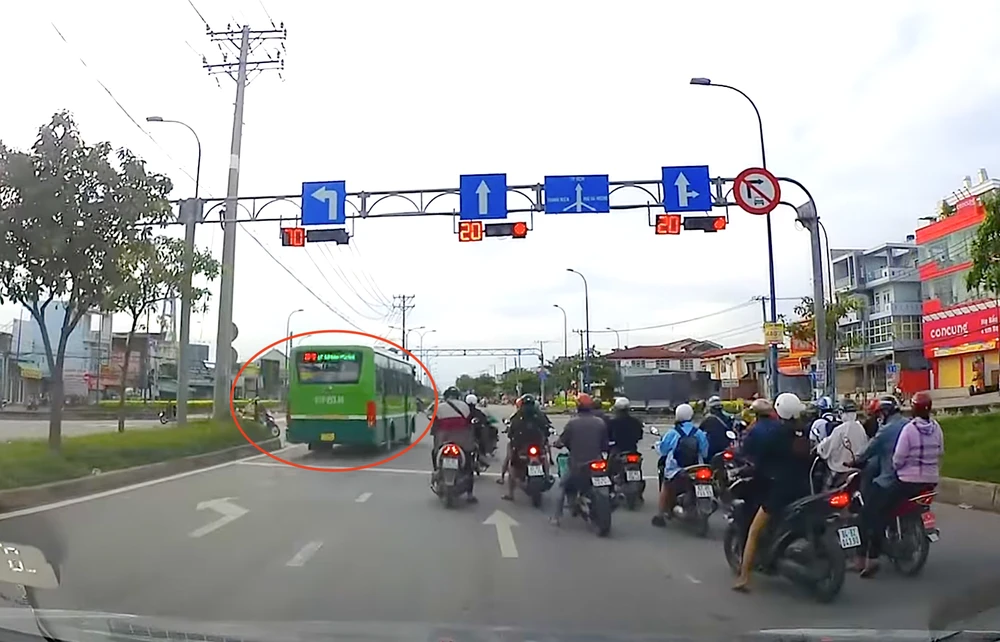 Xe buýt vượt đèn đỏ khi còn 20 giây. Ảnh chụp màn hình