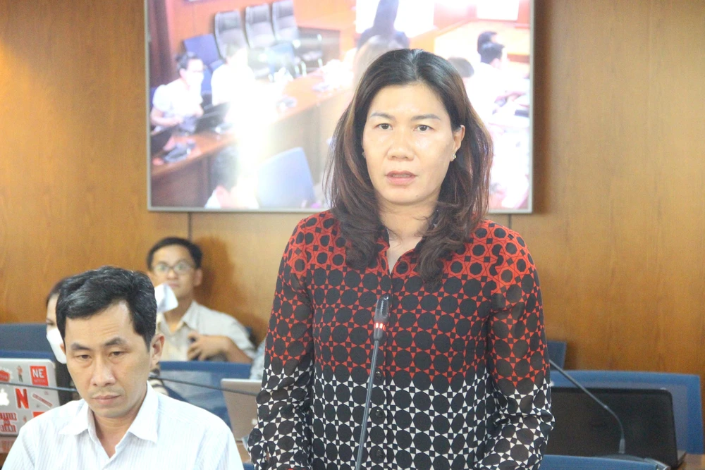 Bà Vũ Minh Huyền, Phó Trưởng Ban Quản lý đường sắt đô thị TP.HCM, thông tin tại họp báo. Ảnh: LÊ THOA