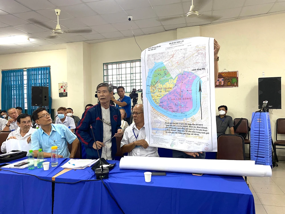 Người dân Thủ Thiêm có ý kiến về ranh quy hoạch và bản đồ. Ảnh: LÊ THOA