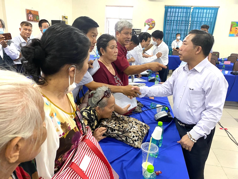 Ông Lưu Bình Nhưỡng, Phó trưởng Ban Dân nguyện của Quốc hội, trao đổi với người dân. Ảnh: LÊ THOA