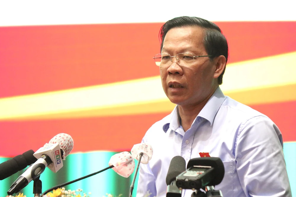 Chủ tịch UBND TP.HCM Phan Văn Mãi trao đổi với cử tri. Ảnh: NGÂN PHẠM