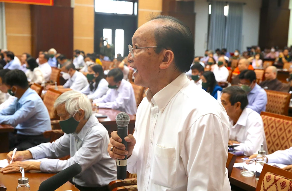 GS-BS Trần Đông A, Nguyên Phó Giám đốc Bệnh viện Nhi đồng 2, phát biểu tại buổi tiếp xúc. Ảnh: NGÂN PHẠM