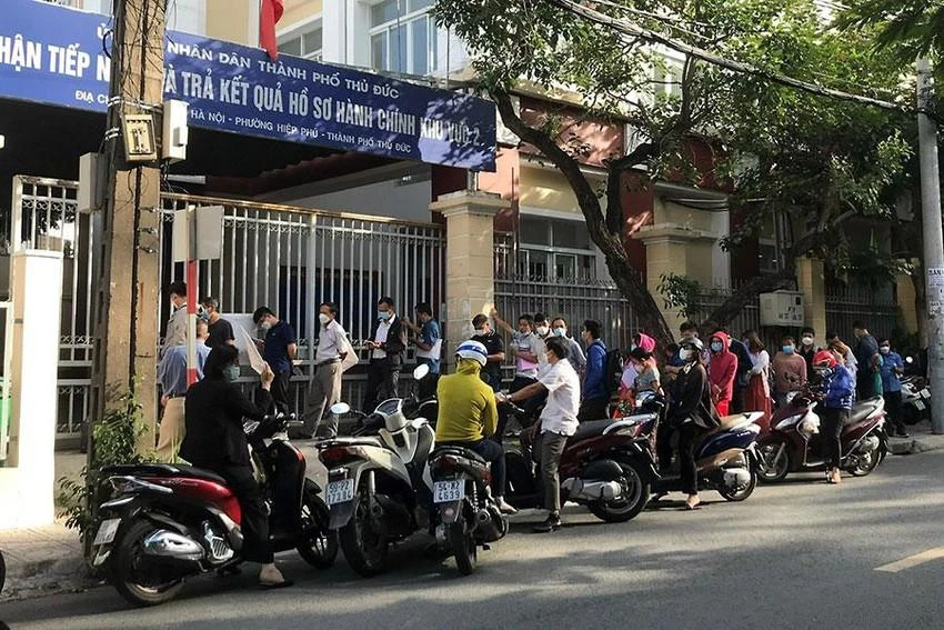 Người dân xếp hàng trước trụ sở bộ phận tiếp nhận và trả kết quả khu vực 2, TP Thủ Đức từ 7 giờ sáng với mong muốn bốc được số sớm nhất. Ảnh: THANH TUYỀN