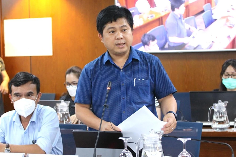 Ông Hồ Tấn Minh, Chánh Văn phòng Sở GD&ĐT TP.HCM, thông tin tại buổi họp báo. Ảnh: NGUYỄN NHÂN Ông Hồ Tấn Minh, Chánh Văn phòng Sở GD&ĐT TP.HCM, thông tin tại buổi họp báo. Ảnh: NGUYỄN NHÂN