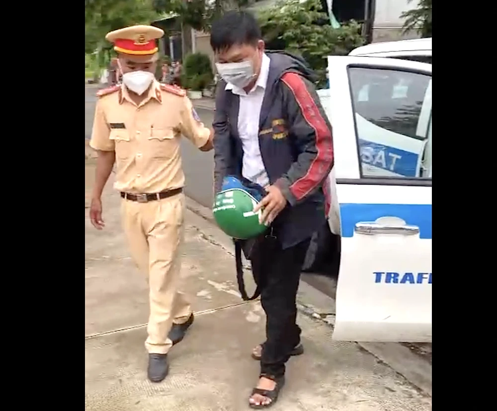 CSGT đưa cán bộ coi thi đến trường bằng ô tô đặc chủng. Ảnh: ĐA PHƯỚC