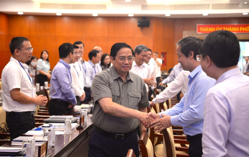 Thủ tướng Chính phủ Phạm Minh Chính trao đổi với các đại biểu trước thềm hội nghị. Ảnh: KHÁNH TRÀ